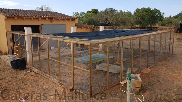 Gehege mit Sonnenschutz