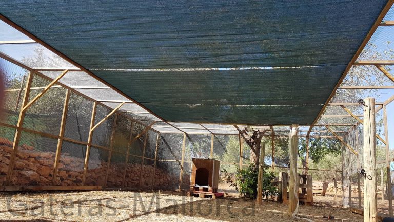 Gehege mit Sonnenschutz