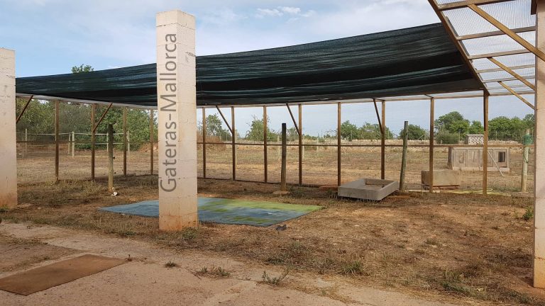 Gehege mit Sonnenschutz