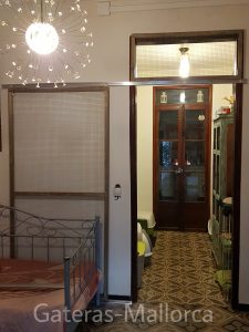 Puerta con rejilla para dentro