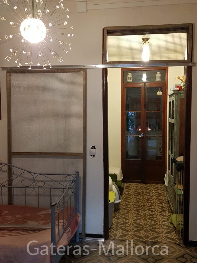 Puerta con rejilla para dentro