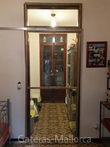 Puerta con rejilla para dentro