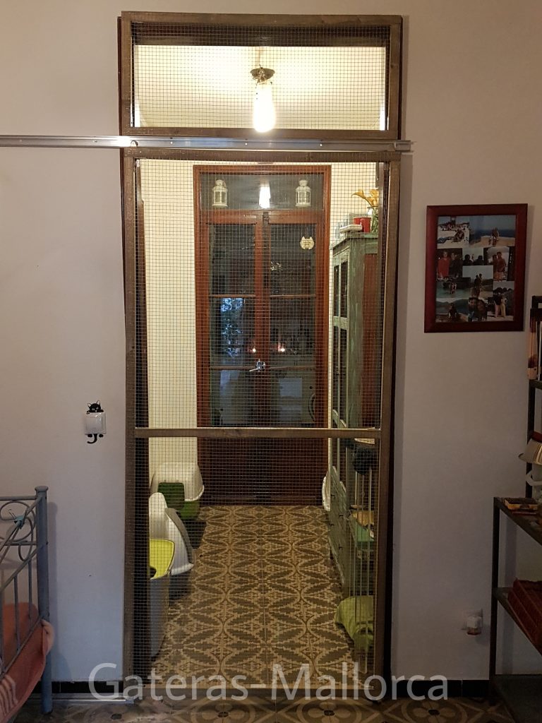 Puerta con rejilla para dentro
