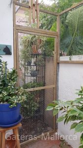 Puerta con rejilla para fuera